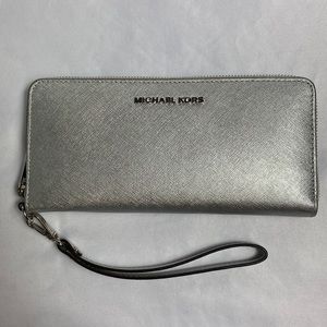 MICHAEL Michael Kors Jet Set Travel Silver Wallet Wristlet